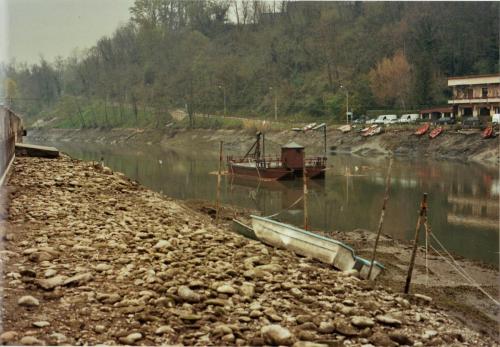 Anno 2001: il Traghetto parcheggiato in mezzo all'Adda durante l'abbassamento del livello del fiume.