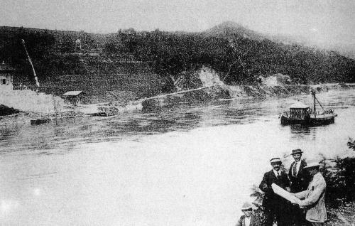 Primi anni del '900: il Traghetto durante i lavori di costruzione della nuova alzaia, a seguito dell'innalzamento del livello del fiume dovuto alla realizzazione della diga per centrali idroelettriche più a valle.