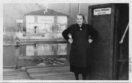 Anni '50, la traghettatrice Edoarda Rigamonti e accanto la locandina del Cinema Mignon di Imbersago