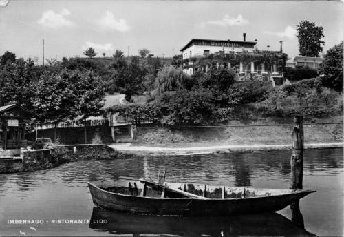 Ristorante Il Lido, in primo piano una barca e il Porto sulla sinistra
