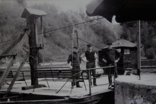 Il traghettatore Mario Spada con i suoi aiutanti