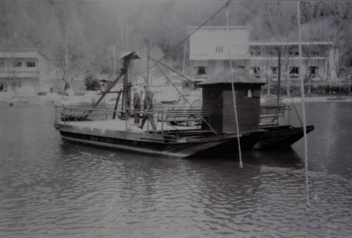 Traghetto partito da poco, con le due funi in vista