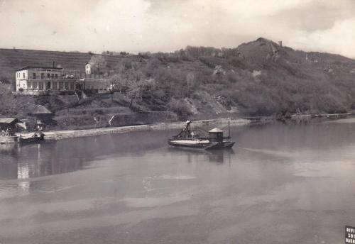 Il Traghetto negli anni '50. Sullo sfondo: il Lido, la chiesa del cimitero dei Castelbarco, Torre Bellavista e il campanile del Santuario.