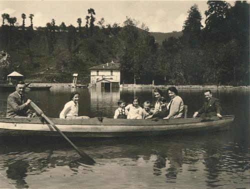 Anno 1937: famiglia in barca sull'Adda