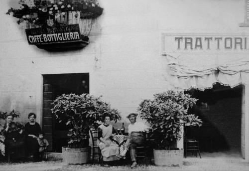 Foto davanti alla Trattoria e al Caffè