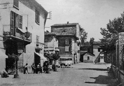 La piazza con il pullman, anni '50