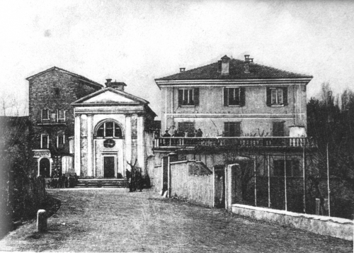 L'ingresso della piazza, con la Taverna sulla destra