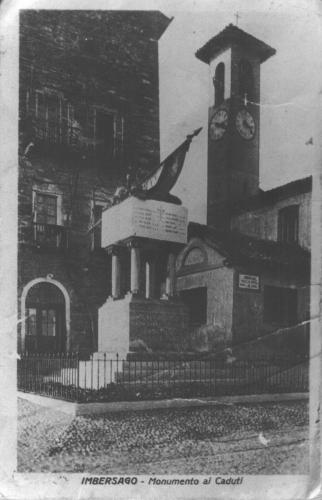 Il monumento ai Caduti inaugurato nel 1923, con la Torre medievale alle sue spalle