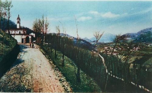 Il Santuario e via Molera, quando non esisteva l'attuale strada provinciale