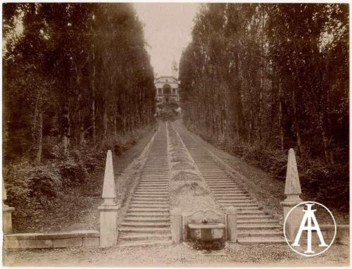 Scalinata del Santuario della Madonna del Bosco in una foto dell'Istituto Nazionale di Archeologia, 1905