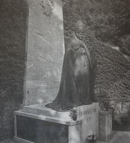 La statua bronzea dedicata a Papa Giovanni XXIII, inaugurata il 28 ottobre 1962