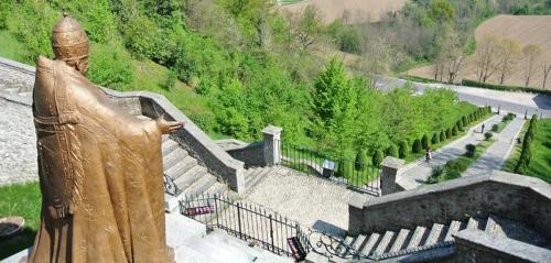 La Scala Santa e la statua dedicata a Papa Giovanni XXIII