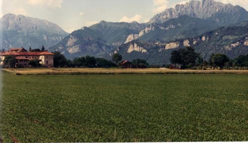 Panoramica di Cascina Culumbè, prima della ristrutturazione. Sullo sfondo il Resegone e le Grigne