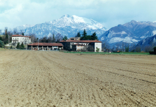 Panoramica di Cascina Culumbè con le Grigne innevate