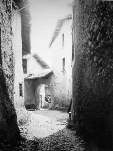 Ingresso della corte dei Tri Cantùn